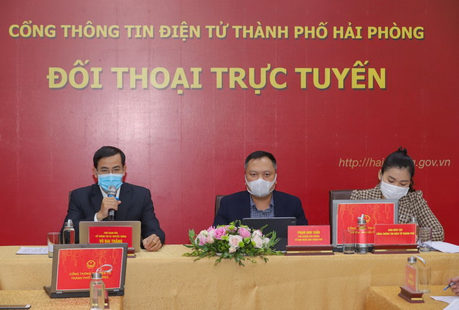 Phó Chánh Văn phòng Ủy ban Nhân dân thành phố Hải Phòng Phạm Anh Tuấn, Phó Giám đốc Sở Thông tin và Truyền thông thành phố Vũ Đại Thắng đồng chủ trì phiên Đối thoại. (Nguồn: haiphong.gov.v) Hải Phòng: Chuyển đổi số - động lực phát triển kinh tế-xã hội bền vững ảnh 1