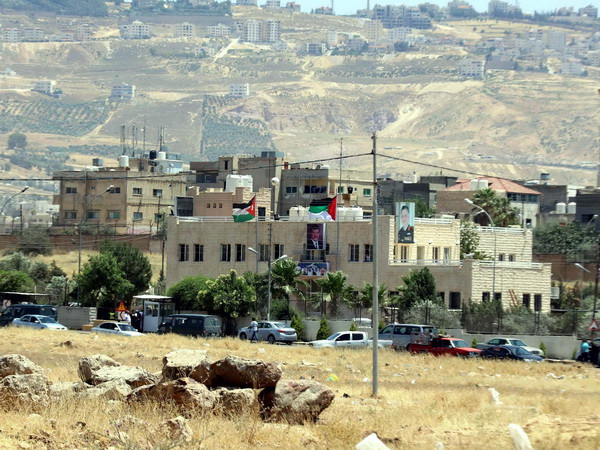 Quang cảnh bên ngoài Văn phòng cơ quan tình báo Jordan trại Baqaa sau vụ tấn công ngày 6/6 vừa qua. (Ảnh: AFP/TTXVN) Jordan: Đánh bom trạm biên phòng, ít nhất 20 người thương vong ảnh 1