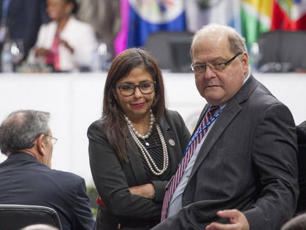 Ngoại trưởng Venezuela Delcy Rodriguez và Đại sứ Venezuela tại OAS Bernardo Alvarez tại Đại hội lần thứ 46 của OAS tại Santo Domingo, Cộng hòa Dominica, ngày 14/6 vừa qua. (Nguồn: AFP) Venezuela yêu cầu hủy bỏ cuộc họp của OAS tại Washington ảnh 1