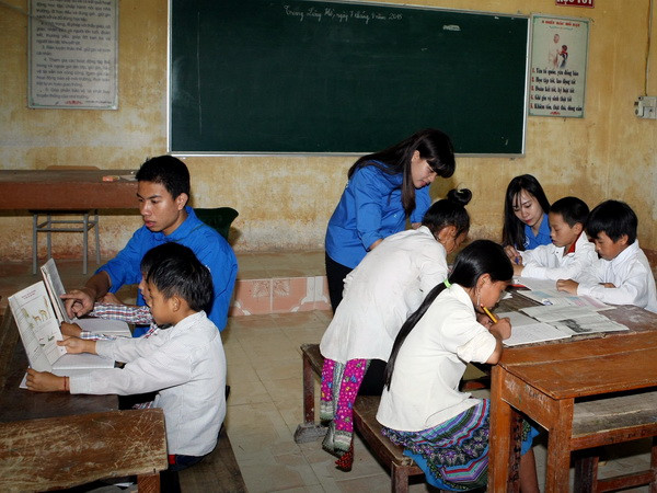 Sinh viên tình nguyện hướng dẫn ôn học Hè cho các em học sinh trường Dân tộc nội trú Trung Lèng Hồ. (Ảnh: Phạm Kiên/TTXVN) Kỷ niệm 60 năm Ngày truyền thống Đoàn Khối cơ quan Trung ương ảnh 1