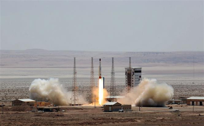 Vụ phóng vệ tinh Simorgh của Iran tại một địa điểm không xác định. (Ảnh: AFP/TTXVN) Israel kêu gọi trừng phạt Iran về vụ phóng vệ tinh quân sự ảnh 1