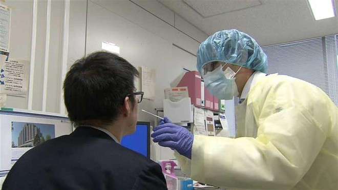 Nhân viên y tế lấy mẫu xét nghiệm COVID-19. (Ảnh: NHK/TTXVN) Nhật Bản: Nguy cơ virus SARS-CoV-2 lan rộng trong cộng đồng ảnh 1