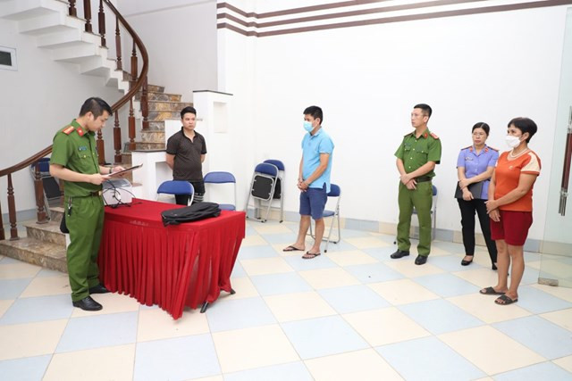 Cơ quan Cảnh sát điều tra Công an tỉnh Yên Bái thi hành lệnh khám xét trụ sở công ty Đấu giá hợp danh Trường Phát. (Nguồn: baoyenbai.com.vn) Yên Bái: Khởi tố thêm 6 bị can vụ án vi phạm quy định đấu giá tài sản ảnh 1