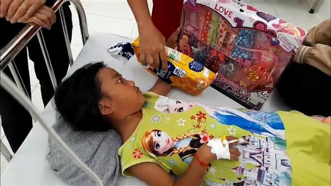 Khởi tố, bắt giam gã cha dượng đánh đập dã man bé gái 7 tuổi ảnh 2