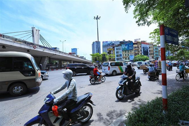 Vẫn còn nhiều người vi phạm phân làn giao thông. (Ảnh: Tuấn Anh/TTXVN) Hà Nội vẫn bất cập 4 điểm nóng khi tổ chức lại giao thông ảnh 2