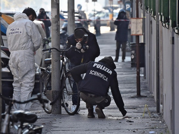 Italy: Nổ bên ngoài hiệu sách khiến một cảnh sát bị thương nặng ảnh 1