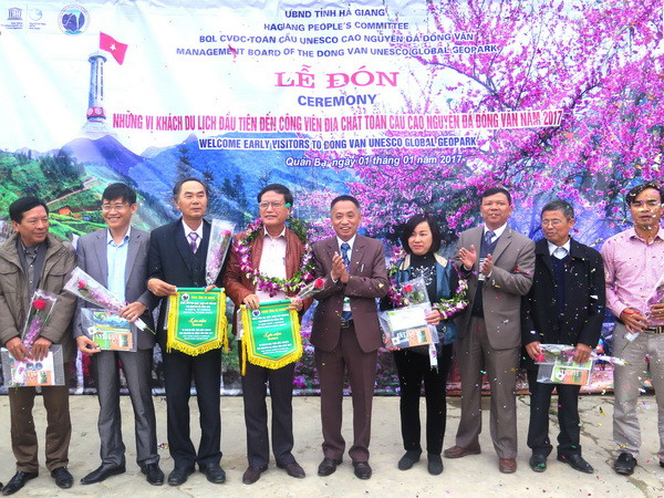 Đón những du khách "xông đất" Cao nguyên đá Đồng Văn năm 2017 ảnh 1