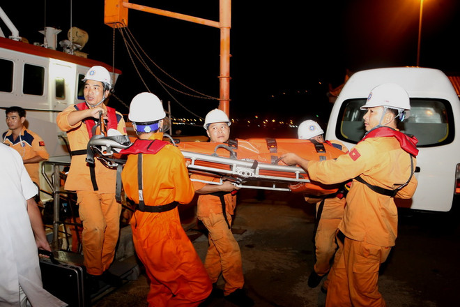 Đưa thi thể thuyền viên tàu Hàn Quốc bị tai nạn trên tàu vào bờ ảnh 1
