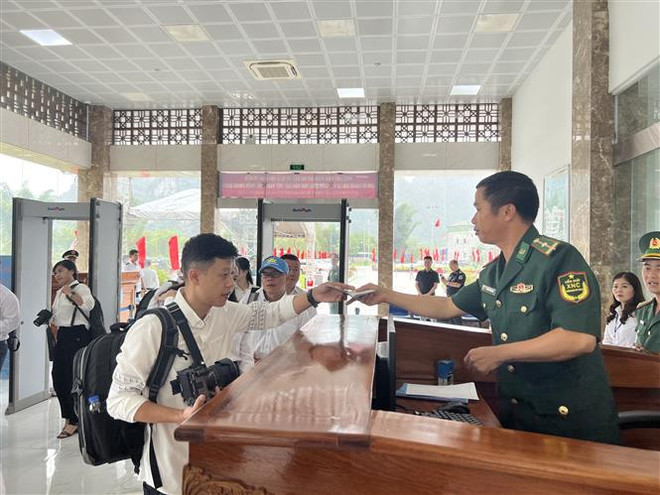 Thí điểm cho du khách qua lại Khu cảnh quan thác Bản Giốc-Đức Thiên ảnh 2