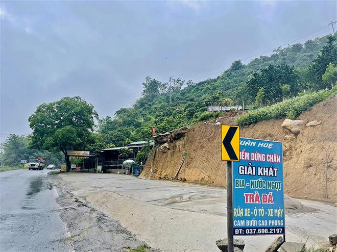 Dân khoét núi làm điểm dừng nghỉ, chính quyền đùn đẩy trách nhiệm ảnh 1