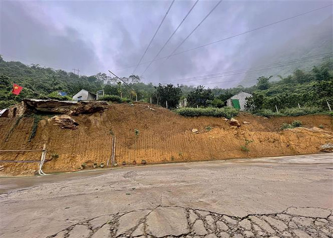 Dân khoét núi làm điểm dừng nghỉ, chính quyền đùn đẩy trách nhiệm ảnh 2