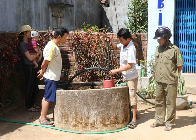 Người dân xã Sơn Long, huyện Sơn Hòa gặp khó khăn do nước sinh hoạt từ các giếng đào đã cạn kiệt. (Ảnh: Phạm Cường/TTXVN) Khô hạn kéo dài, hơn 10.000 hộ dân ở Phú Yên thiếu nước sinh hoạt ảnh 1