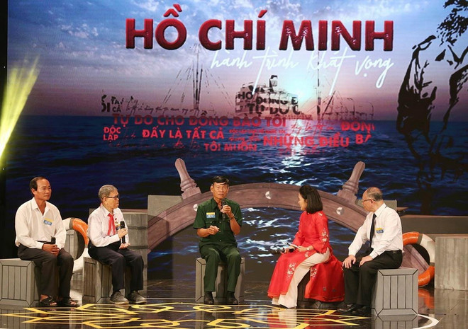 Các đại biểu giao lưu tại chương trình. (Ảnh: Phương Hoa/TTXVN) Giao lưu điển hình toàn quốc trong học tập, làm theo Bác Hồ ảnh 1