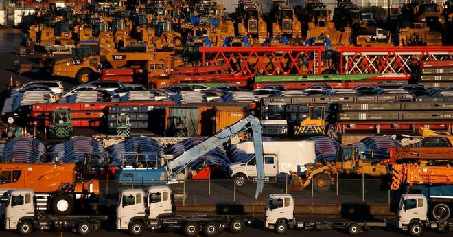 Xe ôtô xuất khẩu của Nhật Bản chờ được vận chuyển tại thành phố Yokohama, tỉnh Kanagawa. (Ảnh: Reuters/TTXVN) Vấn đề thặng dư nổi lên trước cuộc đàm phán thương mại Nhật Bản-Mỹ ảnh 1
