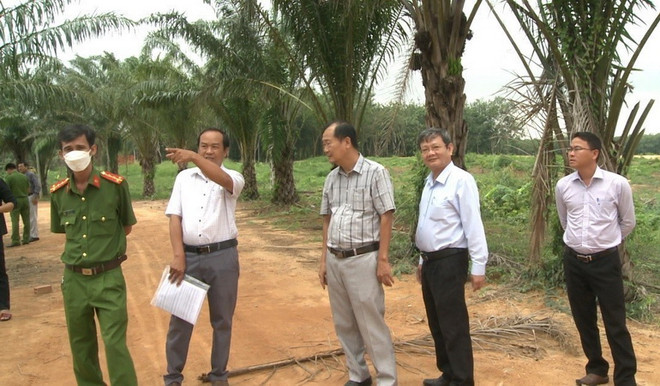 Đoàn kiểm tra tỉnh Bình Dương đang kiểm tra thực địa. (Ảnh: Huyền Trang/TTXVN) Vụ xâm lấn hồ Dầu Tiếng: Đoàn kiểm tra tỉnh Bình Dương vào cuộc ảnh 1