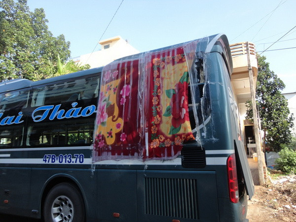 Vụ ném đá xe khách ở Kon Tum: Thiếu sự hợp tác của nhà xe ảnh 1