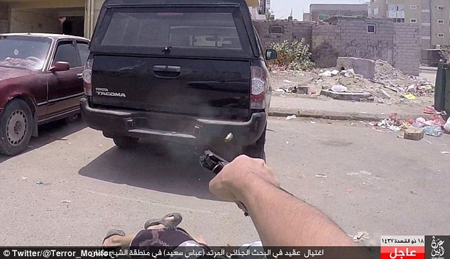 Khoảnh khắc gây sốc khi IS ám sát một đại tá quân đội Yemen ảnh 3