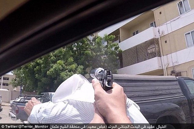 Khoảnh khắc gây sốc khi IS ám sát một đại tá quân đội Yemen ảnh 2