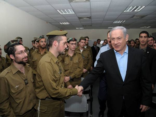 Thủ tướng Benjamin Netanyahu đi thăm một đơn vị quân đội Israel. (Ảnh: vosizneas.com) Thủ tướng Israel tuyên bố EU hành động "đạo đức giả" ảnh 1