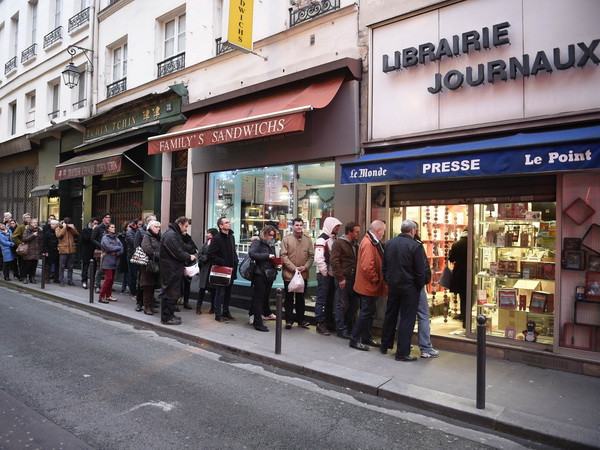 Các hiệu sách bán Charlie Hebdo tại Bỉ bị đe dọa tấn công ảnh 1