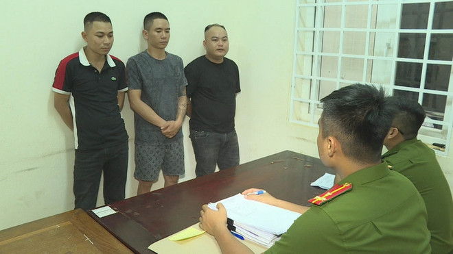 Lê Văn Khánh, Nguyễn Văn Thành và Lê Văn Hoàng tại trụ sở cơ quan Công an. (Nguồn: Báo Lao động) Triệt nhóm tín dụng đen từ Thanh Hóa vào Đắk Lắk cho vay lãi ‘cắt cổ' ảnh 1