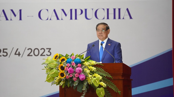 Phó Thủ tướng, Bộ trưởng Bộ Nội vụ Vương quốc Campuchia Samdech Krolahom Sar Kheng phát biểu tại Hội nghị. (Ảnh: Thanh Tân/TTXVN) Thông cáo hội nghị hợp tác-phát triển biên giới Việt Nam-Campuchia ảnh 2