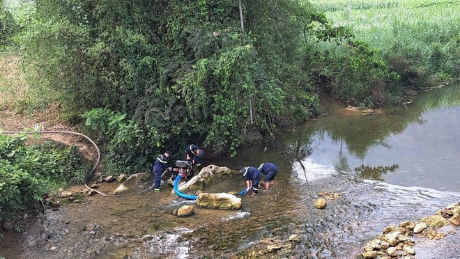 Lực lượng Cảnh sát phòng cháy, chữa cháy và cứu nạn, cứu hộ thuộc Công an tỉnh Cao Bằng thực hiện vận chuyển nước cho 4 xã Cải Viên, Tổng Cọt, Nội Thôn và Lũng Nặm. (Ảnh: TTXVN phát) Cao Bằng: Khắc phục thiếu nước sinh hoạt, sản xuất tại vùng Lục khu ảnh 1
