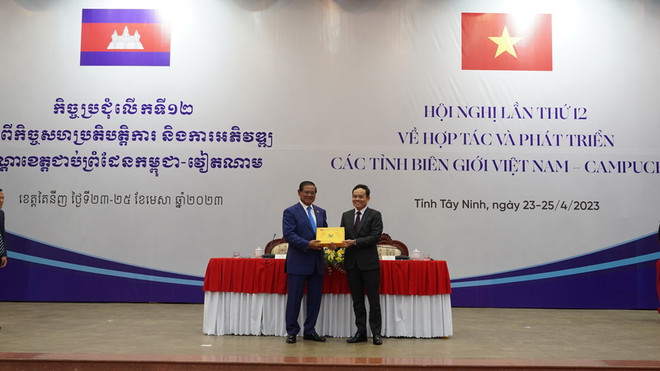 Phó Thủ tướng Chính phủ Trần Lưu Quang (phải) và Phó Thủ tướng, Bộ trưởng Bộ Nội vụ Vương quốc Campuchia Samdech Krolahom Sar Kheng tặng quà lưu niệm tại Hội nghị. (Ảnh: Thanh Tân/TTXVN) Thông cáo hội nghị hợp tác-phát triển biên giới Việt Nam-Campuchia ảnh 3