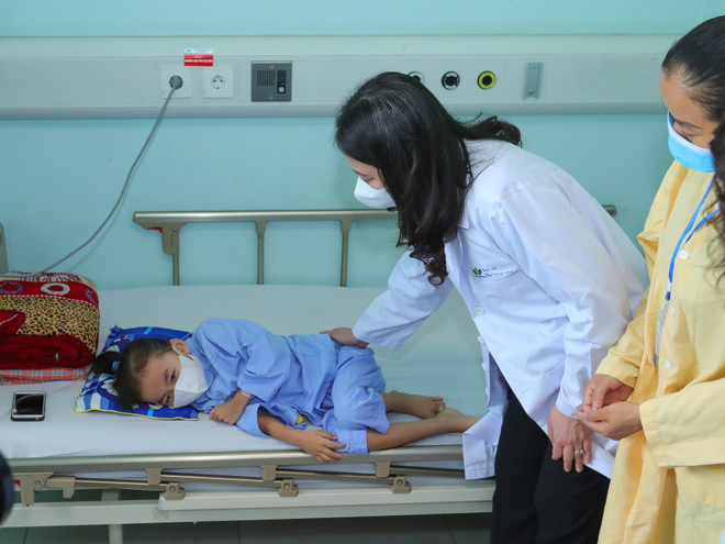 Phó Chủ tịch nước thăm, tặng quà tại Bệnh viện Nhi Trung ương ảnh 1