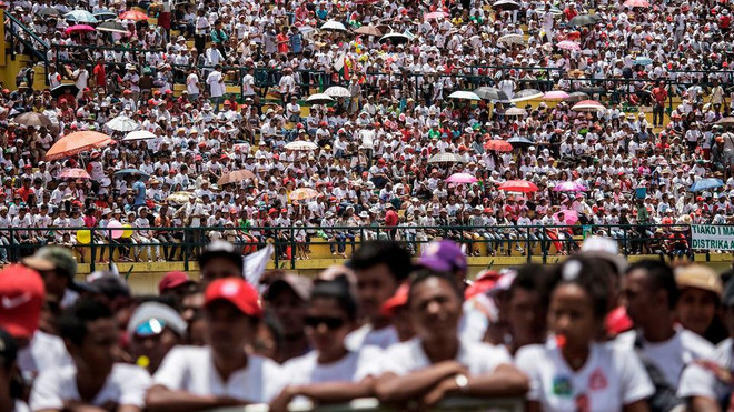 Người dân tham dự một sự kiện trên sân vận động Mahamasina. (Nguồn: AFP) Madagascar: Giẫm đạp trong hòa nhạc mừng quốc khánh, 16 người chết ảnh 1
