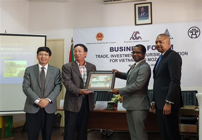 Giám đốc Sở Công Thương Hà Nội trao quà lưu niệm cho Thứ trưởng Bộ Công Thương Mozambique Júlio João Pio. (Ảnh: Đình Lượng/TTXVN) Việt Nam-Mozambique xúc tiến hợp tác đầu tư, thương mại và du lịch ảnh 2