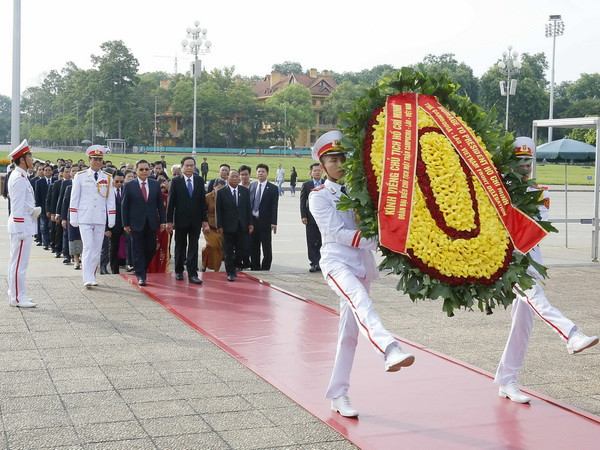 Đoàn đại biểu ào Lăng viếng Chủ tịch Hồ Chí Minh. (Ảnh: Văn Điệp/TTXVN) Hội nghị Chủ tịch Mặt trận ba nước Campuchia-Lào-Việt Nam lần thứ 3 ảnh 5