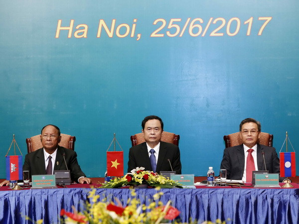Đoàn Chủ tịch ba nước Campuchia-Lào-Việt Nam chủ trì hội nghị. (Ảnh: Văn Điệp/TTXVN) Hội nghị Chủ tịch Mặt trận ba nước Campuchia-Lào-Việt Nam lần thứ 3 ảnh 1