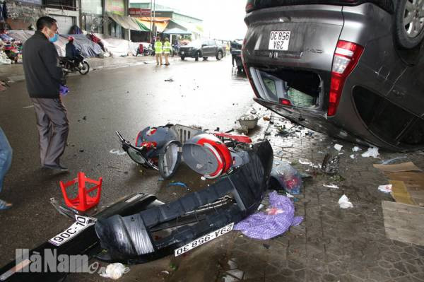Hà Nam: Xe ôtô đâm vào dãy kiốt bán hàng làm 4 người bị thương ảnh 1
