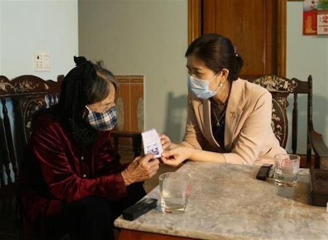 Mẹ liệt sỹ 90 tuổi ủng hộ hoạt động phòng chống dịch COVID-19 ảnh 1