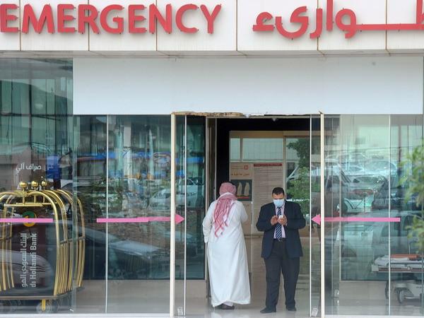 Đeo khẩu trang phòng virus MERS tại phòng cấp cứu một bệnh viện ở Riyadh ngày 27/4. (Nguồn: AFP/TTXVN) Hơn 170 trường hợp tử vong do virus MERS tại Saudi Arabia ảnh 1