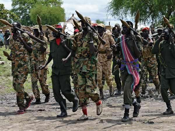 Các tay súng Phong trào Dân chủ Nam Sudan tuần tra tại Gumuruk ngày 13/5. (Nguồn: AFP/TTXVN) Chính phủ Nam Sudan và phiến quân hoãn các cuộc hòa đàm ảnh 1