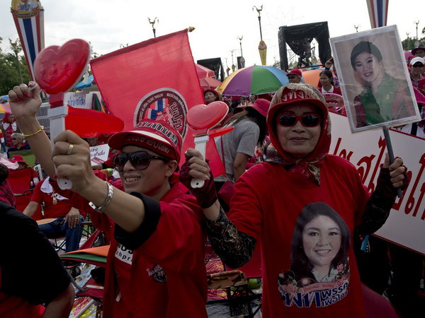 Lực lượng Áo đỏ ủng hộ chính phủ tuần hành tại Bangkok. (Nguồn: AFP/TTXVN) Binh sỹ Thái Lan bao vây cuộc biểu tình của phe Áo đỏ ảnh 1