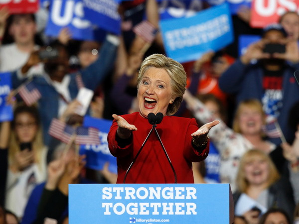 Các nhà đầu tư kỳ vọng chiến thắng của bà Hillary Clinton sẽ mang đến ít nguy cơ bất ổn và khiến thị trường ổn định hơn. (Nguồn: AFP/TTXVN) Thị trường hàng hóa, tiền tệ toàn cầu chờ tin bầu cử Tổng thống Mỹ ảnh 1