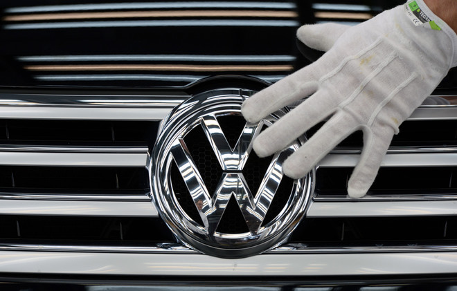 Nhân viên của Volkswagen gắn logo của hãng lên xe Phaeton tại nhà máy của Volkswagen ở Dresden, Tây Đức. (Nguồn: AFP/TTXVN) Volkswagen thông báo đầu tư thêm 2,18 tỷ USD vào Brazil ảnh 1