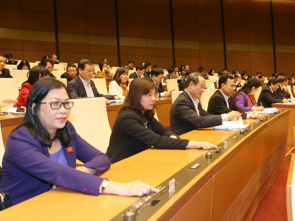 Các đại biểu Quốc hội tỉnh Bình Thuận bấm nút thông qua Nghị quyết. (Ảnh: Trọng Đức/TTXVN) Quốc hội thông qua Nghị quyết về kế hoạch tài chính 2016-2020 ảnh 1