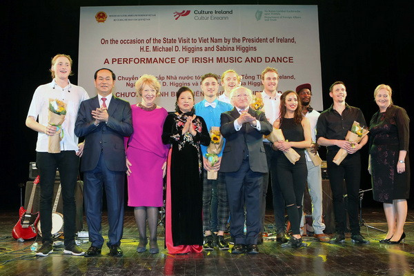Chủ tịch nước Trần Đại Quang và Tổng thống Ireland Michael D. Higgins với các nghệ sỹ Ireland tham gia biểu diễn. (Ảnh: Nhan Sáng/TTXVN) Chương trình nghệ thuật kỷ niệm 20 năm hữu nghị Việt Nam-Ireland ảnh 1