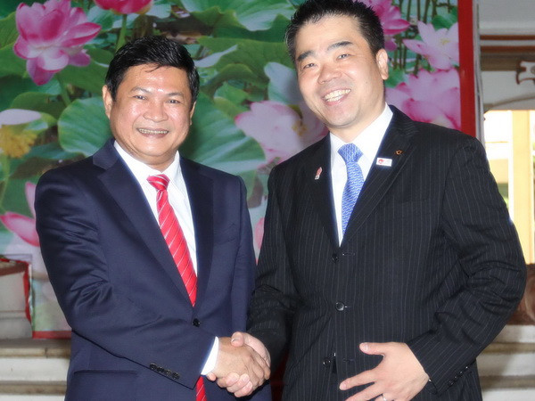 Phó Chủ tịch UBND Thành phố Hồ Chí Minh Huỳnh Cách Mạng tiếp Thống đốc tỉnh Shiga Taizo Mikazuki. (Ảnh: Thanh Vũ/TTXVN) Tăng cường hợp tác giữa Thành phố Hồ Chí Minh và tỉnh Shiga ảnh 1