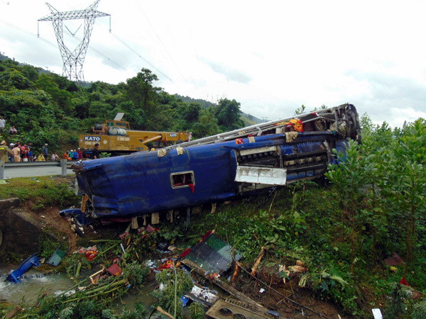 Quảng Nam: Lật xe khách giường nằm, hai vợ chồng chết thảm ảnh 2