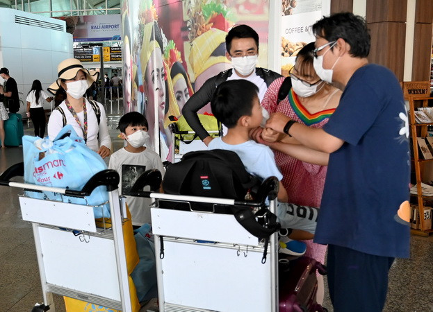 Đeo khẩu trang để phòng tránh lây nhiễm COVID-19 tại sân bay Ngurah Rai ở Denpasar, Indonesia, ngày 8/2 vừa qua. (Ảnh: AFP/TTXVN) Indonesia chấm dứt cách ly nhóm công dân đầu tiên trở về từ Vũ Hán ảnh 1