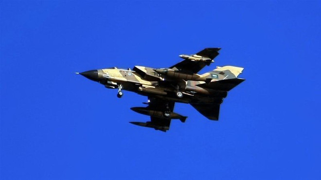 Một chiếc máy bay chiến đấu Tornado của Saudi Arabia bay qua Vịnh trong đợt huấn luyện. (Nguồn: AFP) Chiến đấu cơ Tornado của Saudi Arabia bị rơi tại Yemen ảnh 1