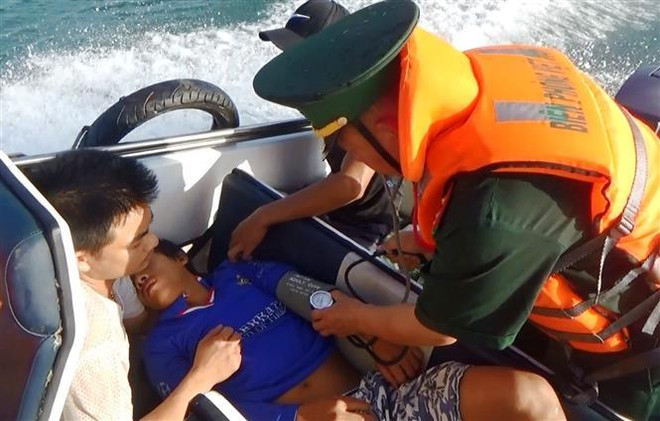 Quảng Bình: Tiếp nhận bảy thuyền viên gặp nạn trên biển ảnh 1