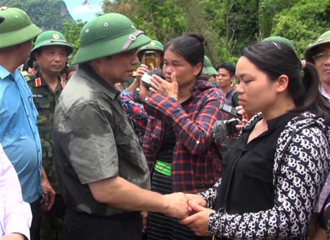 Trưởng ban Tổ chức Trung ương thăm hỏi, động viên người dân bản Sa Ná ảnh 1