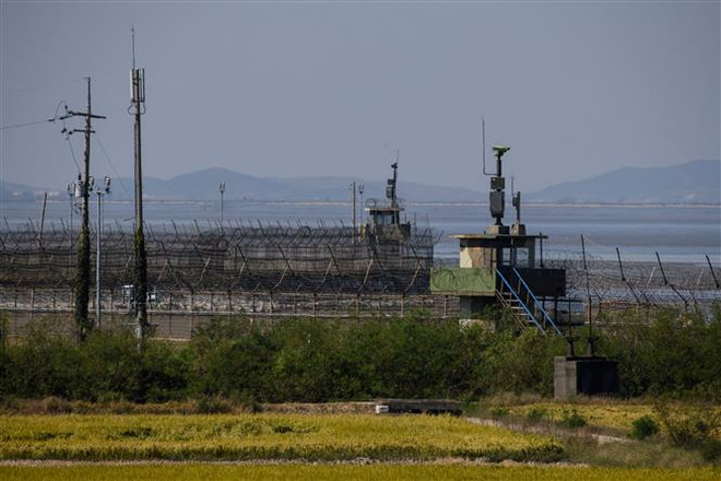 Một chốt canh gác của Hàn Quốc ở Khu phi quân sự (DMZ), giáp giới với Triều Tiên. (Ảnh: AFP/TTXVN) Mỹ-Hàn Quốc-Nhật Bản thảo luận về phi hạt nhân hóa Bán đảo Triều Tiên ảnh 1