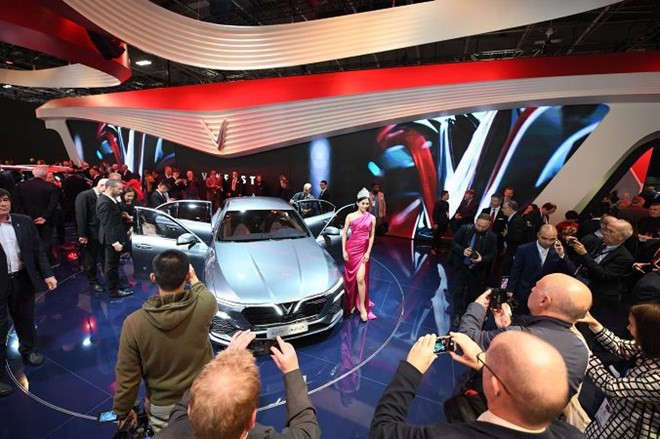 Xe hơi của VinFast tham gia triển lãm Paris Motor Show 2018. (Ảnh: CTV) 10 sự kiện nổi bật của kinh tế Việt Nam năm 2018 do TTXVN bình chọn ảnh 9